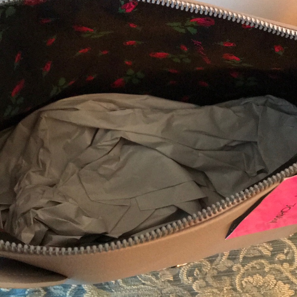 BETSEY JOHNSON COSMETIC BAG WITH STRAP 48.00 NWT - Picture 4 of 6